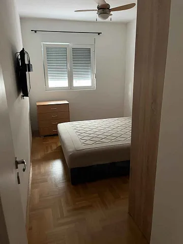 Zwei-Zimmer-Wohnung in Budva – komplett möbliert + Garagenstellplatz